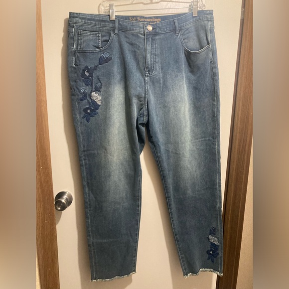 Soft Surroundings embroidered capris - Picture 1 of 10